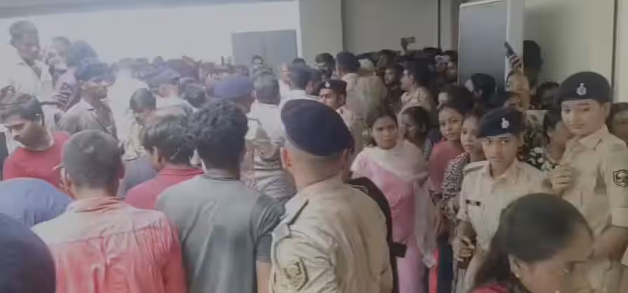 काजल राघवानी को देखने के लिए बेकाबू भीड़, गाड़ी पर किया हमला, पत्थरबाजी में टूटे शीशे